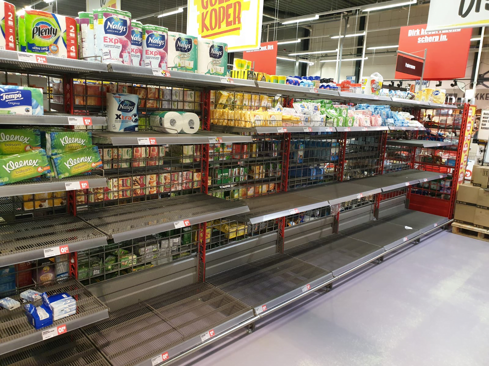 Thuiswerken door coronavirus - winkelschappen staan leeg Thuiswerken door coronavirus - winkelschappen staan leeg